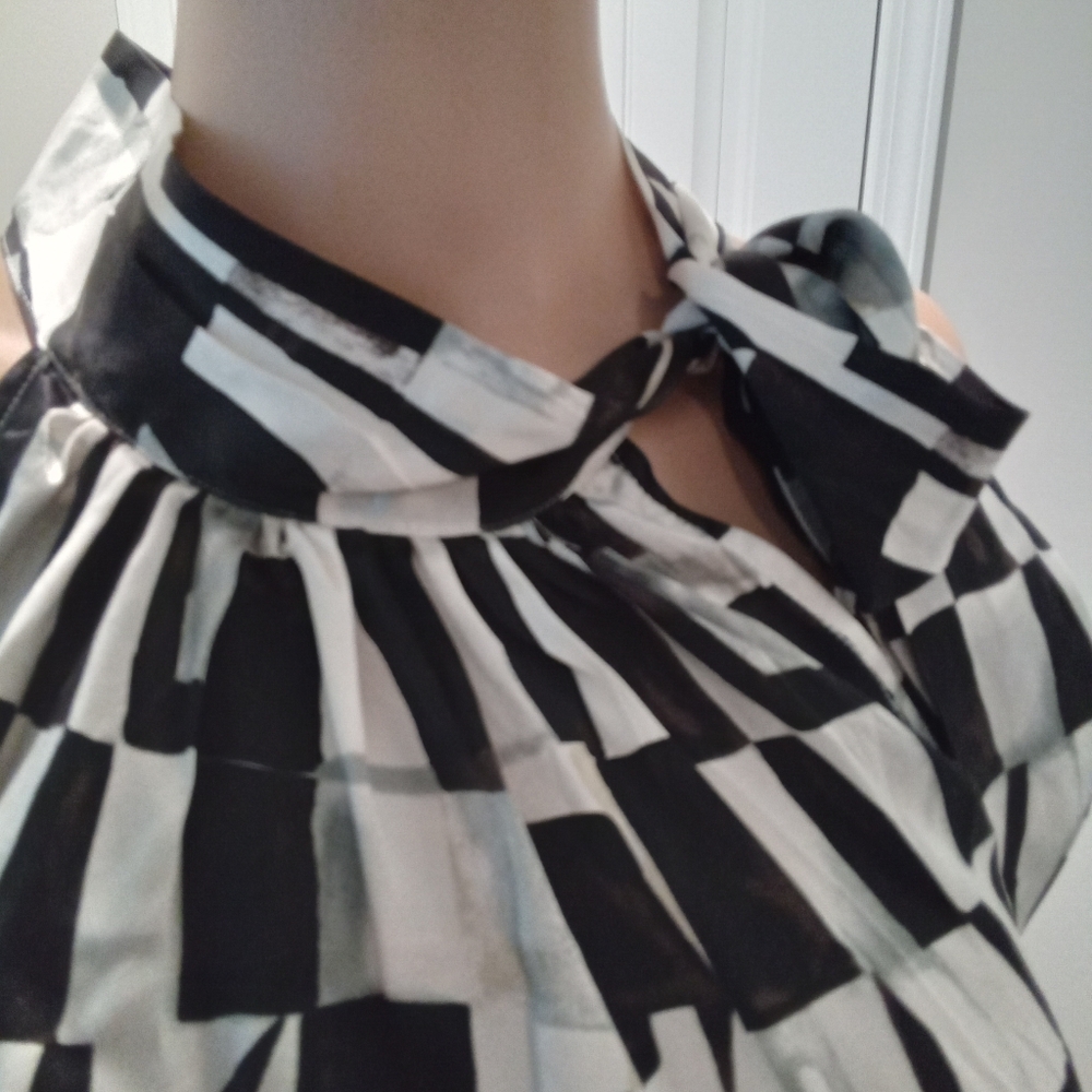 2-$10...White House Black Market Sz XS Sleeveless Black & White Checkered Blouse - Picture 3 of 6